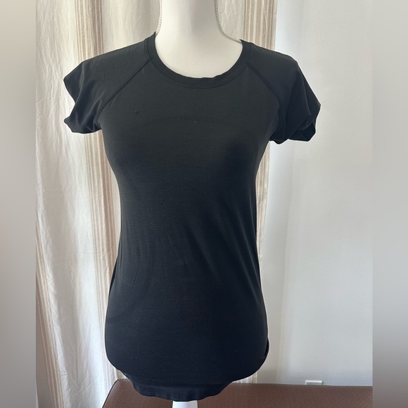 Women’s black lulumon shirt, size 6 , has a little snag on front - Picture 1 of 4